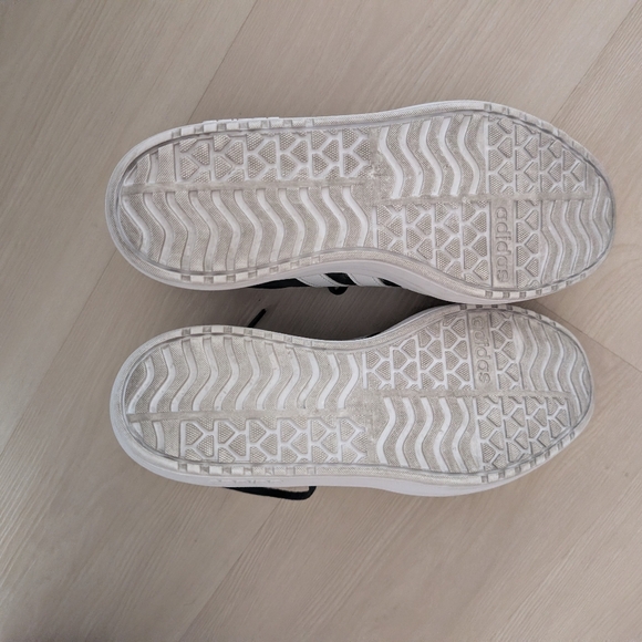 Adidas Kids 5 1/2 Worn 2x - Picture 5 of 9